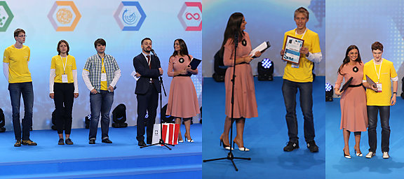 Светлана Савенкова и Константин Трушкин вручают победителям сертификаты и призы